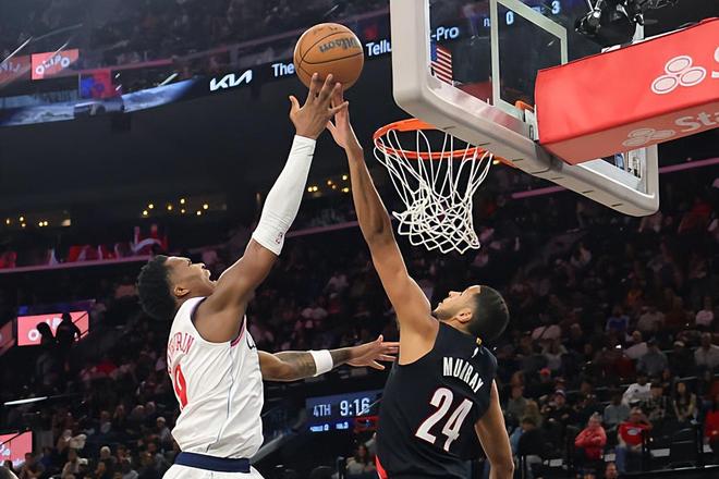 开拓者力克快船两连胜 穆