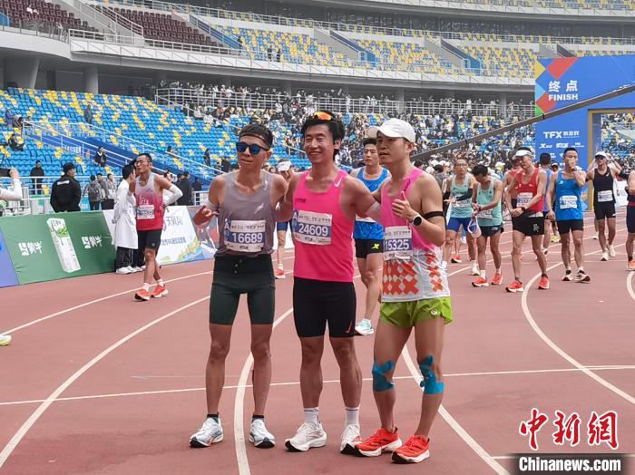 西安马拉松鸣枪开跑：逾万名跑者穿越古都感受