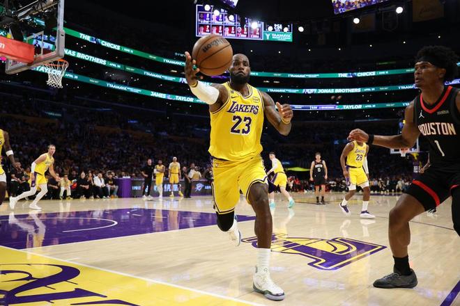 詹姆斯创历史季后赛胜场纪录 湖人G1轻取火箭获