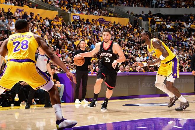 詹姆斯创历史季后赛胜场纪录 湖人G1轻取火箭获