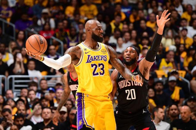 詹姆斯创历史季后赛胜场纪录 湖人G1轻取火箭获