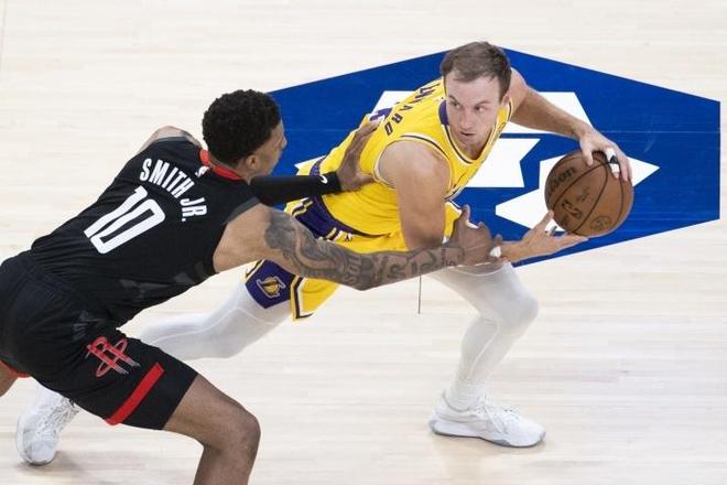 詹姆斯创历史季后赛胜场纪录 湖人G1轻取火箭获